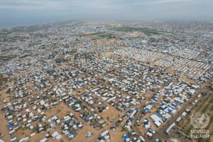 An aerial photo of displaced Palestinians waiting in northern Nuseirat to return to their homes in Gaza